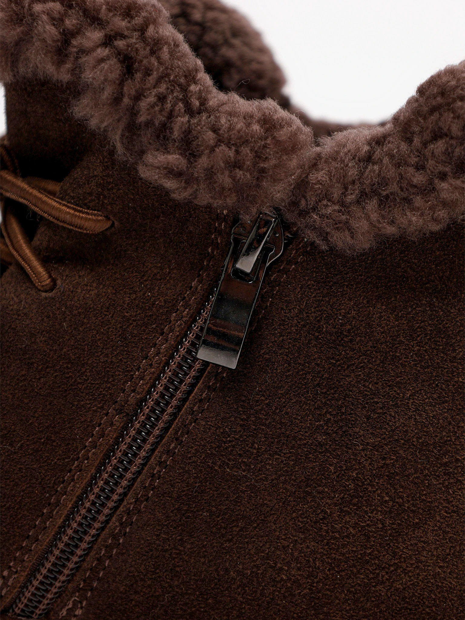 Ботинки коричневого цвета на низкой подошве